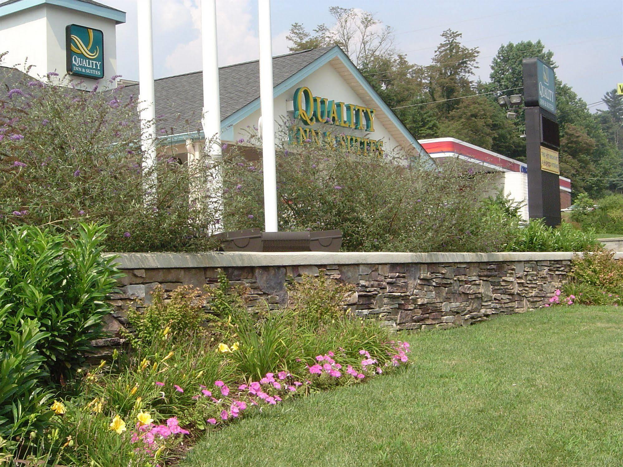 Quality Inn & Suites Biltmore East Asheville Exterior photo